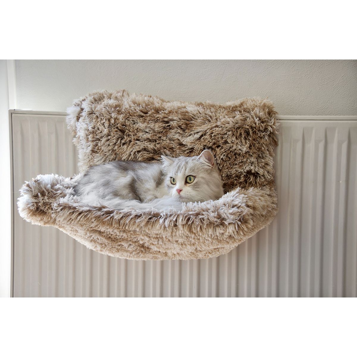 Hamac radiateur beige avec un chat