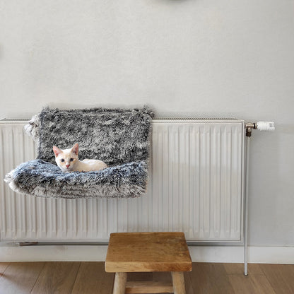 Hamac radiateur noir posé sur un radiateur avec un chat